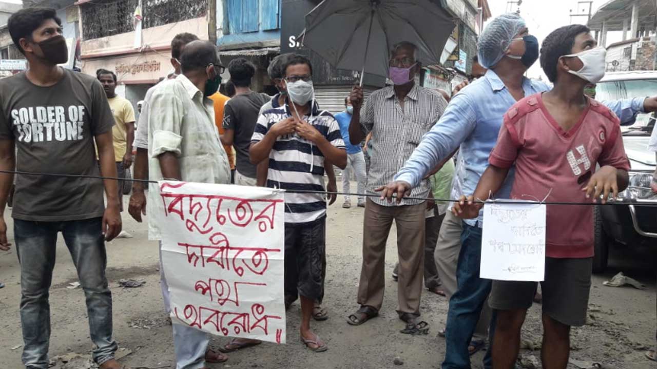 বিদ্যুতের দাবিতে দক্ষিণ ২৪ পরগনার মগরাহাটে পথ অবরোধ. অভিযোগ ত্রাণে দুর্নীতিরও