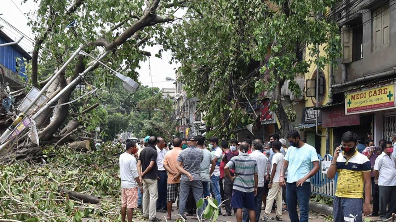 গরিবরা যা পেটের টানে ভাঙে আর মধ্যবিত্ত বিদ্যুতের দাবিতে, তাকেই বলে লকডাউন