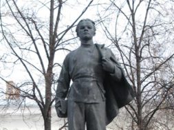 young-lenin-statue