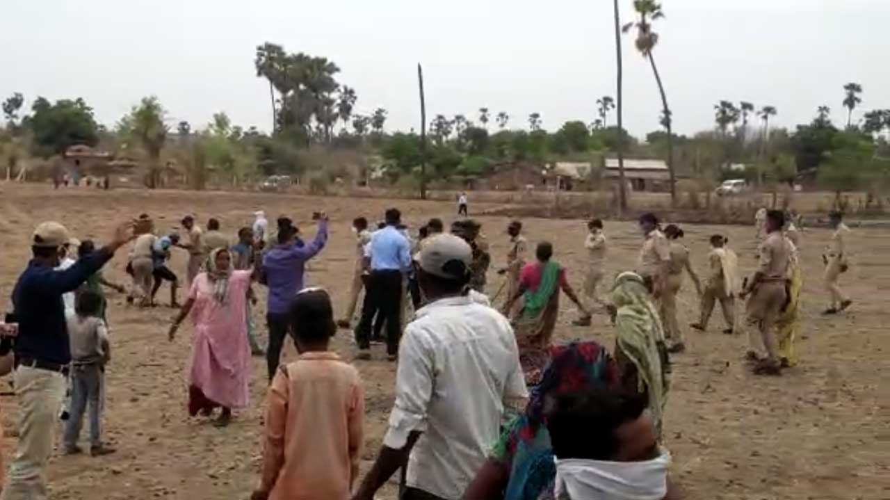 গুজরাটের নর্মদা জেলায় জমি অধিগ্রহণ ঘিরে আদিবাসী-পুলিশ সংঘর্ষ, স্থগিত জমি ঘেরার কাজ