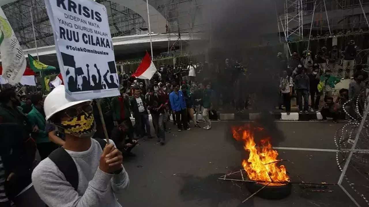 ব্যাপক সাংবিধানিক সংস্কারের বিরুদ্ধে তিনদিন ধরে গণবিক্ষোভ ইন্দোনেশিয়ায়, ছবি, ভিডিও