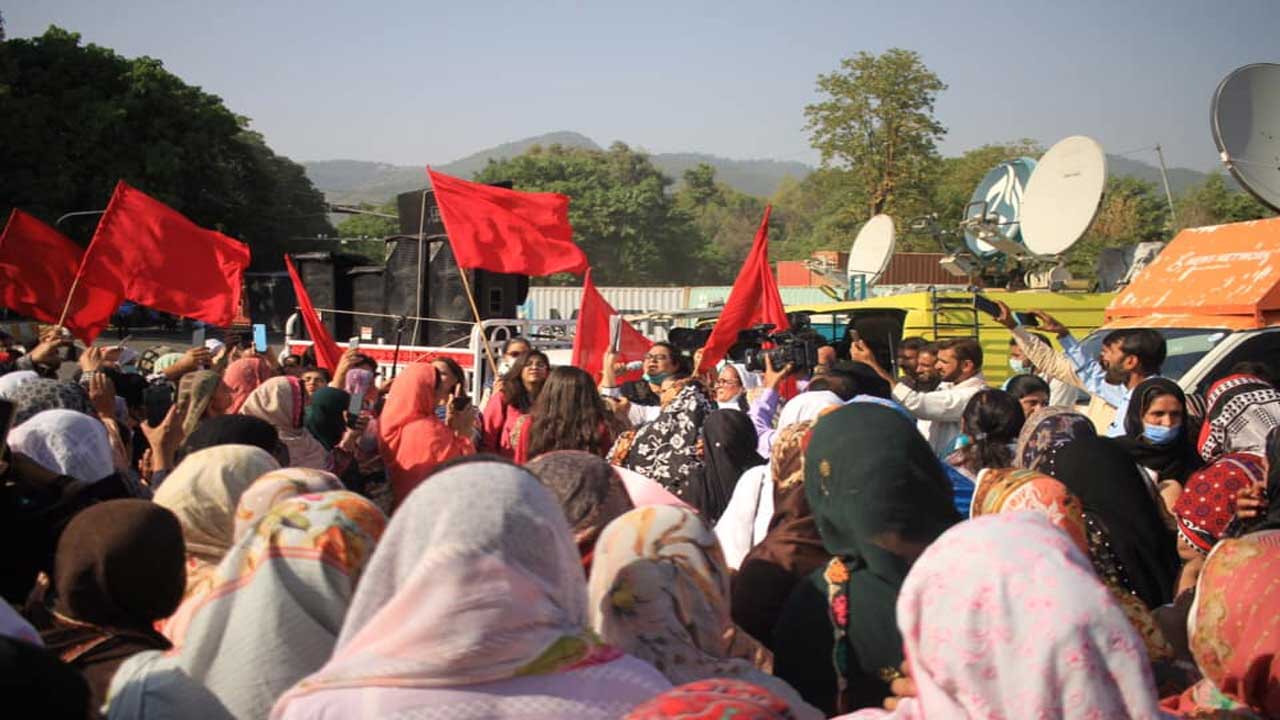 নয়া উদারনৈতিক আর্থিক নীতি বিরোধী শ্রমিক আন্দোলনের সমর্থনে পাকিস্তানে মহিলাদের বিশাল সমাবেশ