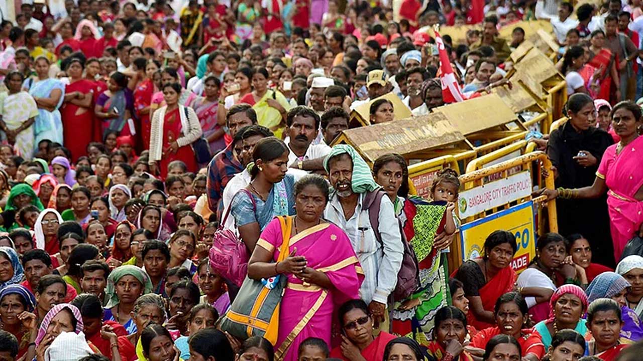 নয়া শ্রম কোডের বিরুদ্ধে লড়াইয়ের পথে শ্রমিকরা