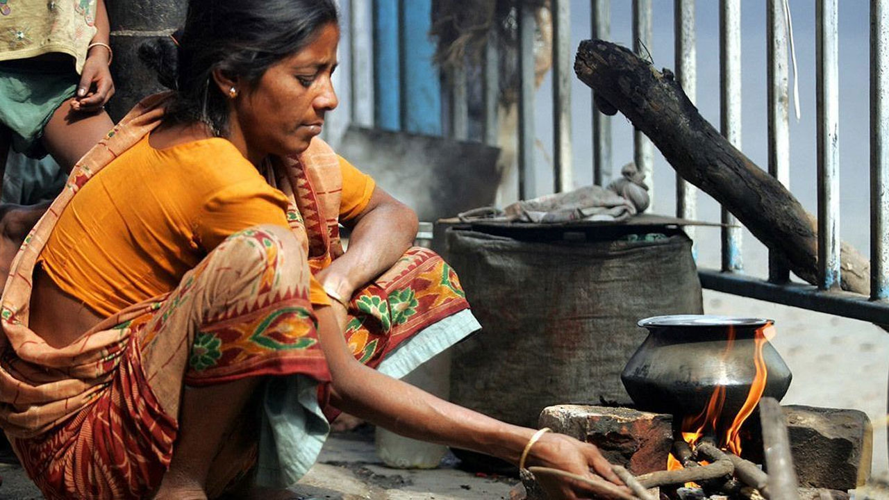 দুনিয়া জুড়ে প্রতিদিন ১৬৪০ কোটি ঘণ্টা ‘মজুরিহীন’ গৃহশ্রম দেন বাড়ির মেয়েরা